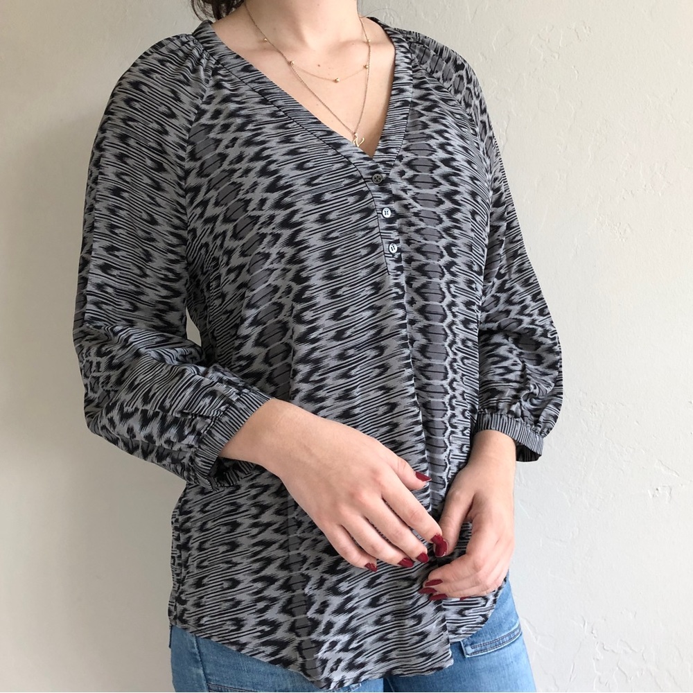 BLACK AND GREY BLOUSE SNAKESKIN PATTERN
